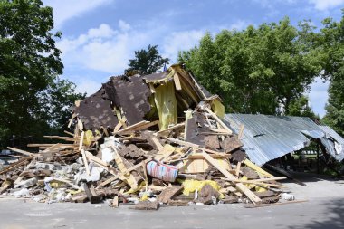 iki katlı konut bina tamamen yok