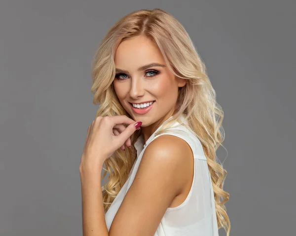 Retrato Una Hermosa Mujer Rubia Sonriente —  Fotos de Stock