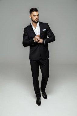 Siyah klasik sui yakışıklı adam