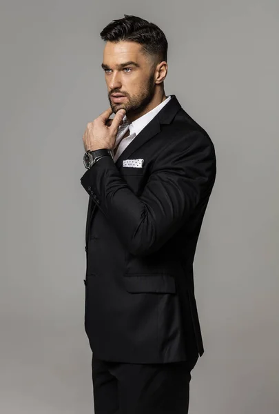 Schöner Mann Trägt Klassischen Schwarzen Anzug Und Denken — Stockfoto
