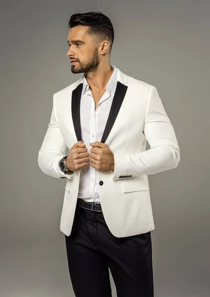 Yakışıklı Adam Beyaz Ceket Giymek — Stok fotoğraf