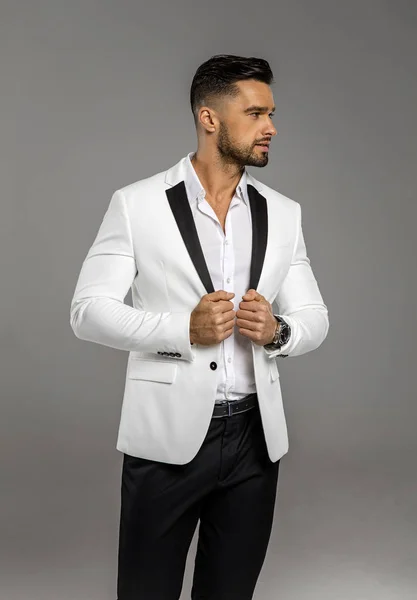 Όμορφος Άνδρας Φορούν Σακάκι Λευκό — Φωτογραφία Αρχείου
