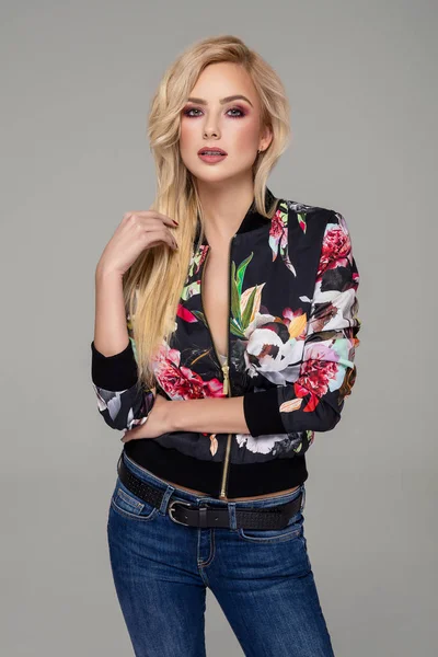 Model Pirang Yang Cantik Memakai Jaket Pembom Bunga — Stok Foto