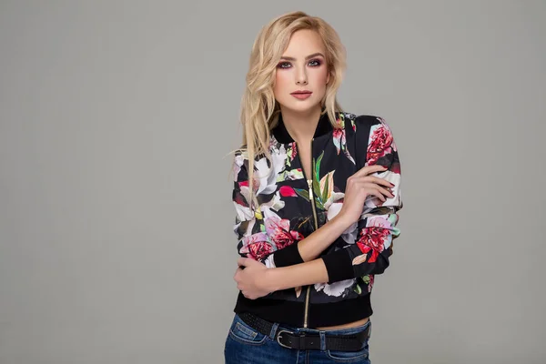 Vacker Blond Modell Bära Bombplan Jacka Blommor — Stockfoto