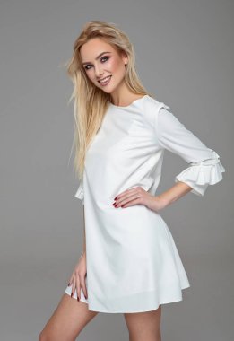 Çekici sarışın kadın modeli gülümseyen