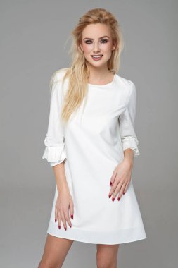 Çekici sarışın kadın modeli gülümseyen