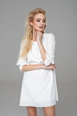 Çekici sarışın kadın model poz