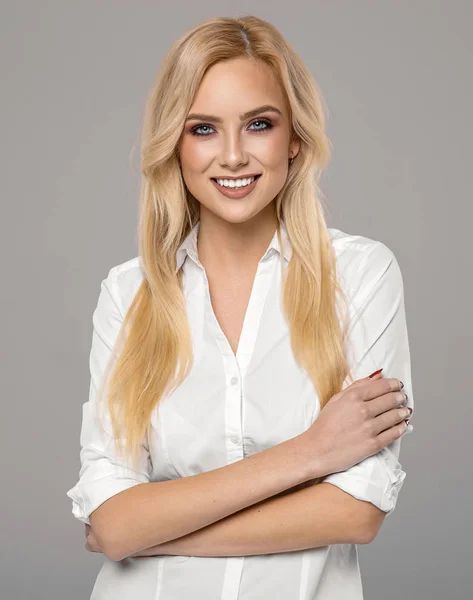 Glimlachend Vrouwelijke Model Met Witte Tanden Isloated Grijs — Stockfoto