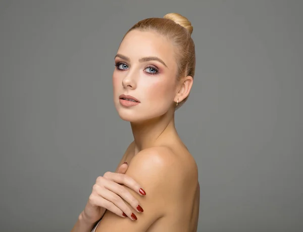 Beauty Porträtt Kvinnliga Ansikte Med Naturlig Ren Hud — Stockfoto