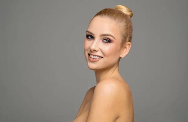 Beautiful Lachende Gezicht Van Vrouwelijke Model — Stockfoto