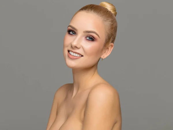 Hermosa Cara Sonriente Modelo Femenino —  Fotos de Stock
