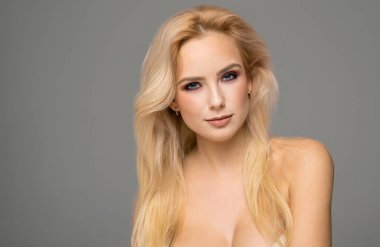 Güzel yüzünü kameraya bakarak kadın modu