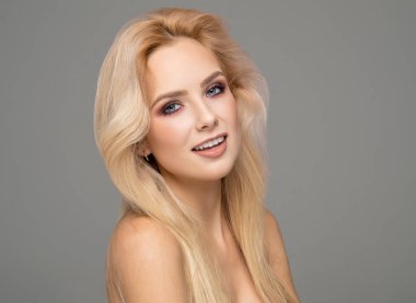 Doğal ciltli kadın yüzünün güzel portresi.