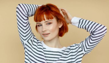 Kızıl saçlı ve doğal cilt dokusunu genç kadın portresi