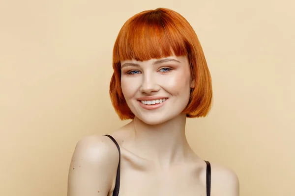 赤い髪と自然な肌の質感と女性モデルの笑顔の美しさの肖像画 — ストック写真