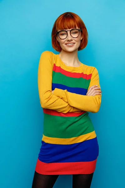 Menina Bonita Feliz Sorrindo Usar Óculos Vestido Colorido Isolado Azul — Fotografia de Stock