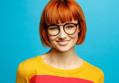 Kızıl saçlı güzel gülümseyen kadın modeli