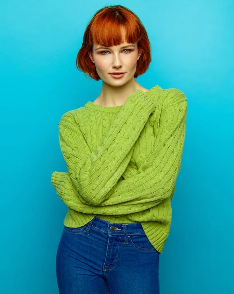 Portret Colorat Modelului Feminin Tânăr Păr Roșu Pulover Verde Izolat — Fotografie, imagine de stoc