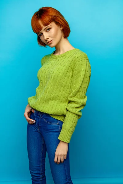 Fargerik Portrett Ung Kvinnelig Modell Med Rødt Hår Grønn Genser – stockfoto