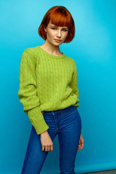 Colorido Retrato Modelo Femenino Joven Con Pelo Rojo Suéter Verde —  Fotos de Stock