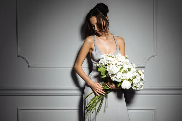 Schöne Sinnliche Frau Mit Blumenstrauß Posiert Auf Grauem Hintergrund — Stockfoto