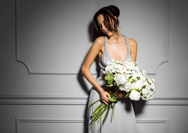 Schöne Lächelnde Frau Mit Blumenstrauß Posiert Abendkleid — Stockfoto