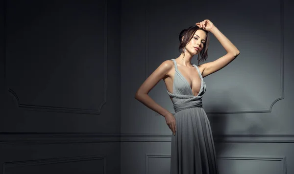 Schöne Frau Trägt Abendkleid Und Posiert Stilvollem Raum — Stockfoto
