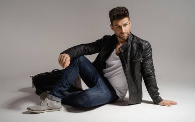 Studio poz deri ceketli yakışıklı adamı 