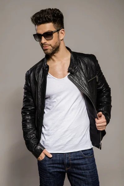 Hombre Guapo Chaqueta Cuero Usar Gafas Sol — Foto de Stock