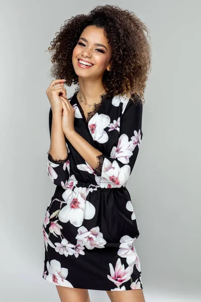 Hermoso Afroamericano Joven Modelo Femenino Usar Vestido Flores Sonriendo — Foto de Stock