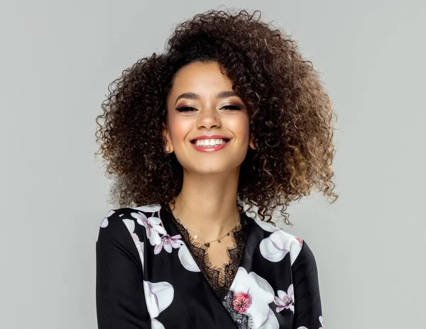 Linda Afro Americana Jovem Modelo Feminino Sorrindo — Fotografia de Stock