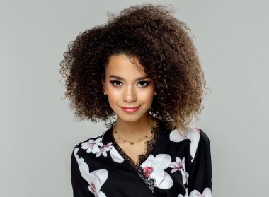 Afrikalı-Amerikalı kadın modeli afro bir saç modeli ile portresi