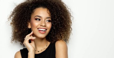 Beyaz izole gülümseyen genç güzel siyah bir kadın portresi