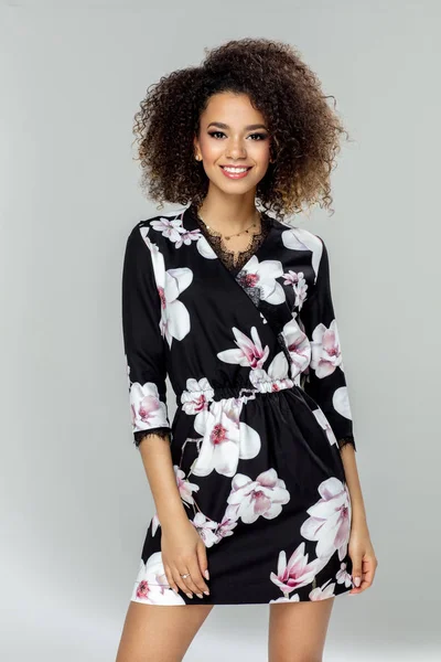 Красивая Улыбающаяся Африканская Американская Модель Носит Платье Цветах — стоковое фото