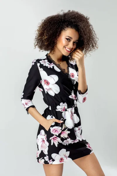 花と笑顔の美しいアフリカ系アメリカ人の若い女性モデル着用ドレスします — ストック写真