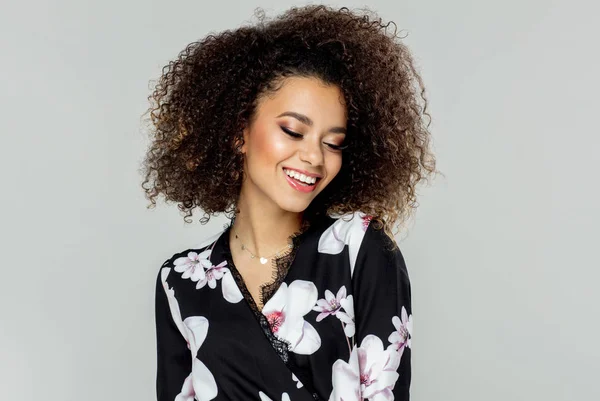 Uśmiechający Się Piękny African American Młoda Kobieta Model — Zdjęcie stockowe