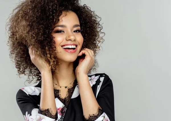 Retrato Mujer Negra Sonriente Isoaltada Sobre Fondo Gris — Foto de Stock