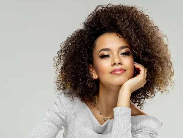 Retrato Moda Mujer Negra Sentada Silla Aislada Sobre Fondo Gris —  Fotos de Stock