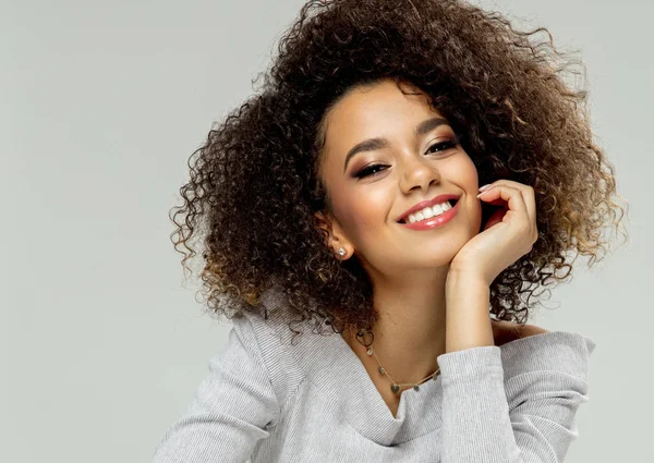 Retrato Belleza Una Joven Mujer Negra Sentada Una Silla Sonriendo — Foto de Stock