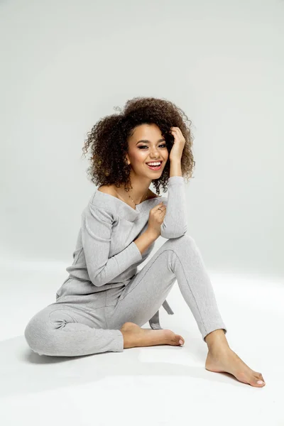 Hermosa Mujer Negra Relajante Sonriente Aislada Sobre Fondo Gris — Foto de Stock