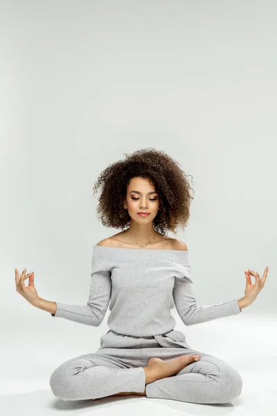 Joven Mujer Negra Practicando Meditación — Foto de Stock