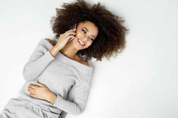 Primer Plano Retrato Hermosa Sonriente Mujer Negra Con Smartphone Acostado — Foto de Stock