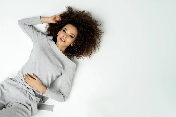 Portret Van Mooie Zwarte Vrouw Met Fris Gezicht Liegen Witte — Stockfoto