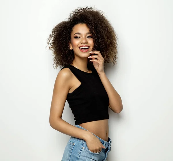 Retrato Jovem Bela Mulher Negra Sorrindo Isolado Branco — Fotografia de Stock