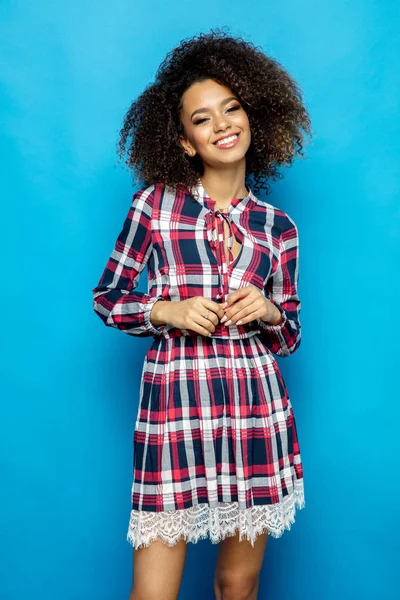 Retrato Hermosa Mujer Negra Vestido Con Cara Sonriente Aislado Sobre — Foto de Stock