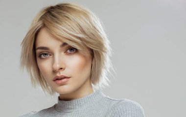 Doğal cilt üzerinde gri izole kadın yüzü Güzellik Portresi