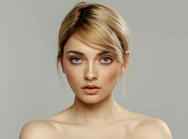 Schoonheid Portret Van Jonge Mooie Vrouwelijke Model — Stockfoto