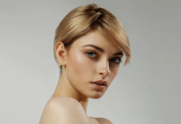 Portret Van Blond Vrouwelijke Model Geïsoleerd Een Grijze Achtergrond — Stockfoto