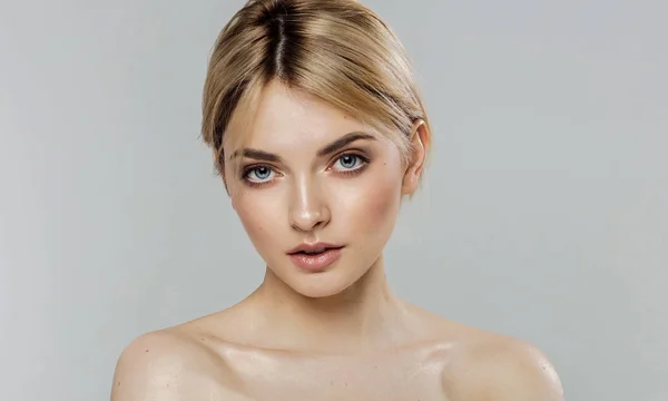 Porträtt Ung Blond Kvinnlig Modell Tittar Kameran Isolerad Grå Bakgrund — Stockfoto