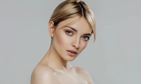 Beauty Porträtt Blond Kvinnlig Modell Isolerad Grå Bakgrund — Stockfoto